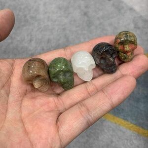 5 mini stone skulls